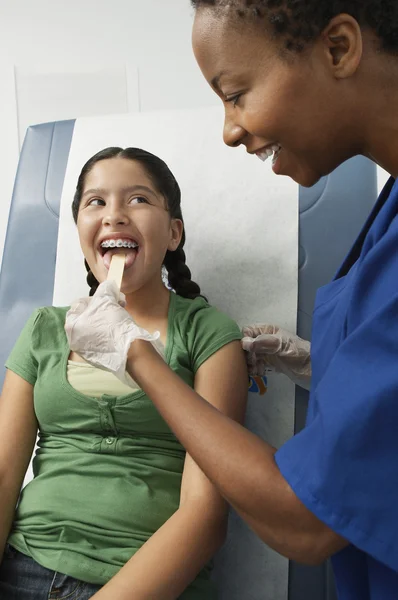 Examining Girl's Throat With Tongue Depressor — Stock Photo, Image