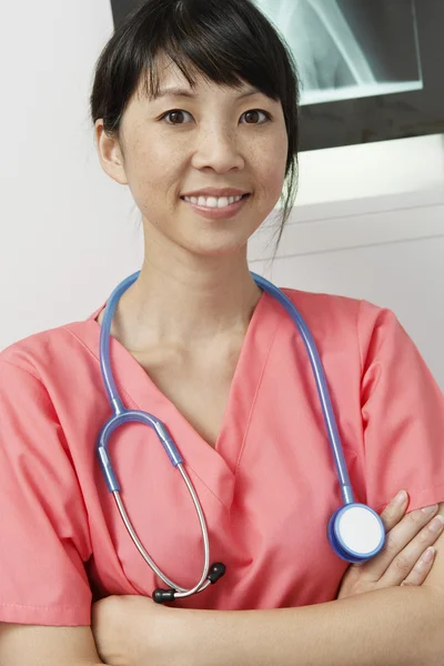 Docteur portant un stéthoscope autour du cou — Photo