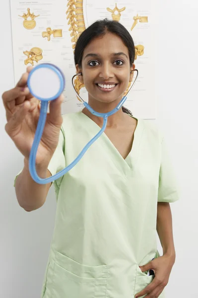 Médico usando estetoscópio — Fotografia de Stock