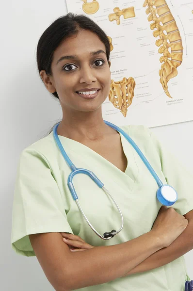 Médecin féminin debout avec les bras croisés — Photo