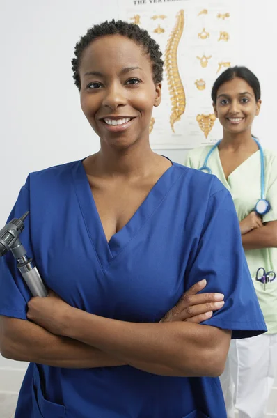 Médicos femeninos multiétnicos — Foto de Stock