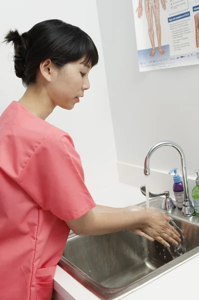 Infirmière se laver les mains dans le bassin — Photo