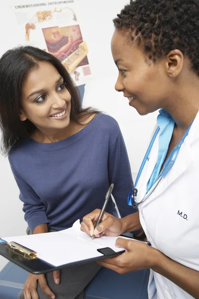 Doctor talking to Indian patient — Stock Photo, Image