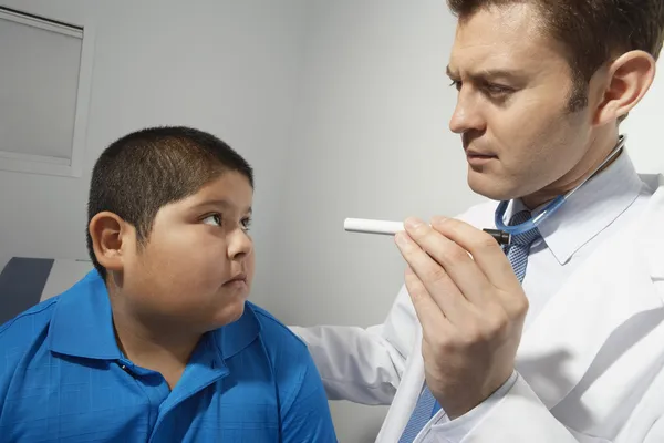 Läkare granskar pojkens öga — Stockfoto
