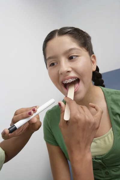 Menina tendo exame médico — Fotografia de Stock