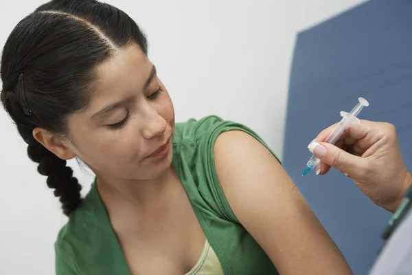 Menina recebendo uma injeção — Fotografia de Stock