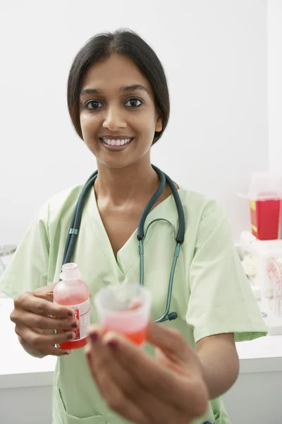Doctor Giving Medicine — Stock Photo, Image