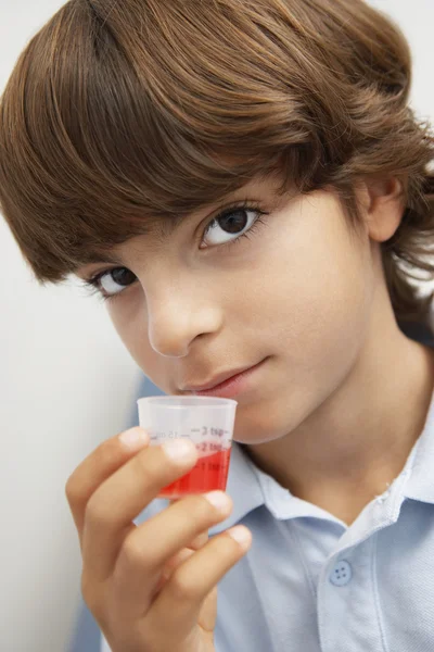 Menino tomando medicina — Fotografia de Stock