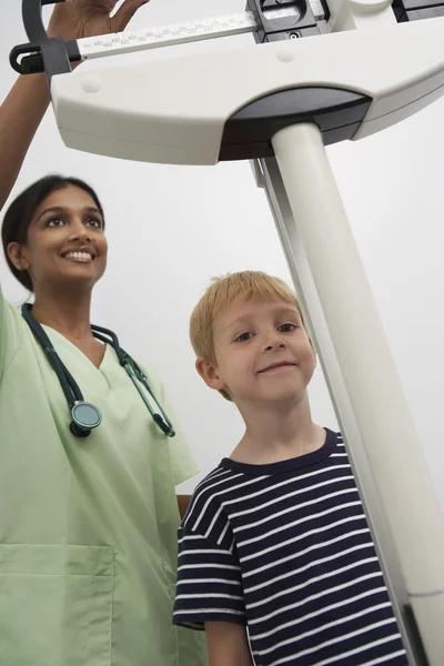 Medico femminile ponderazione giovane paziente — Foto Stock