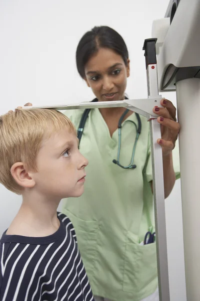 Médico medindo a altura de um menino — Fotografia de Stock