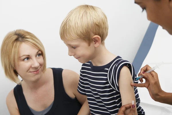 Sohn wird von einer Ärztin gespritzt — Stockfoto