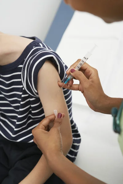 Вакцина от инъекции руки на руку мальчика — стоковое фото