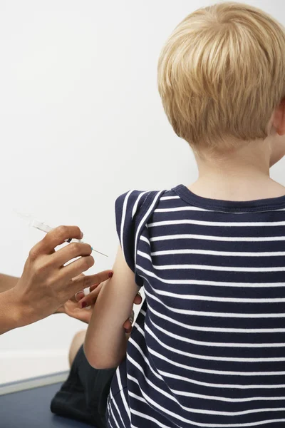 Jongen ontvangen injectie — Stockfoto