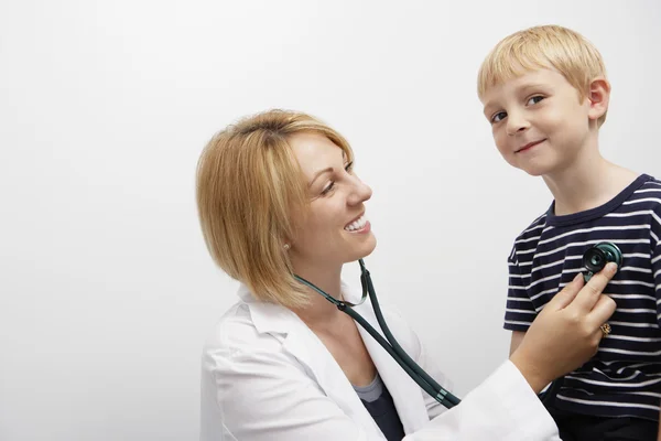 Médico Examinando Boy — Fotografia de Stock