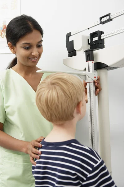 Nurse Measuring Boy's Height — Stock Photo, Image