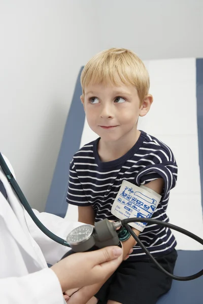 Médico revisando la presión arterial del niño —  Fotos de Stock