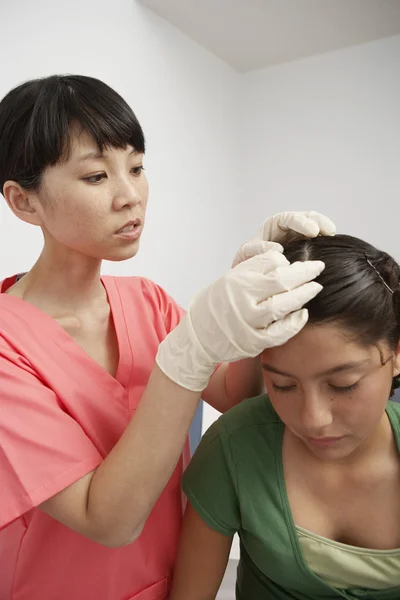 Nurse Checking Girl's Head — Stock Photo, Image