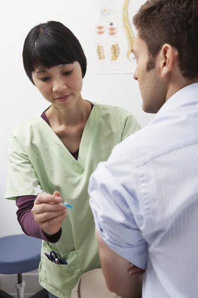 Medico iniettando paziente — Foto Stock