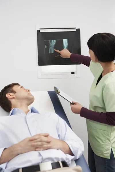 Doctor Explaining The X-ray Report To Male Patient — Stock Photo, Image