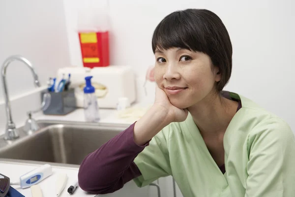 Medico donna in ospedale — Foto Stock