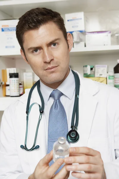 Muž lékař lék lahvičku — Stock fotografie