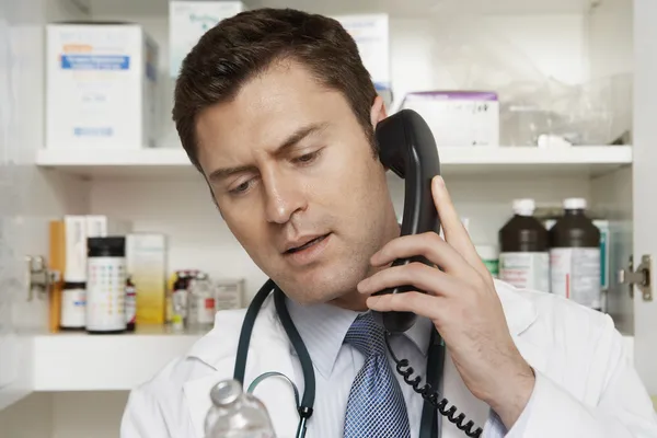 Médecin de garde tout en regardant bouteille de drogue — Photo