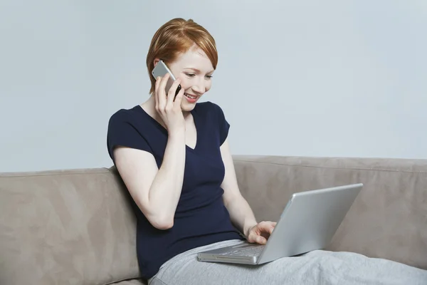 Glückliche Frau auf Abruf mit Laptop — Stockfoto