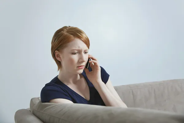 Mujer seria que se comunica en el teléfono celular — Foto de Stock