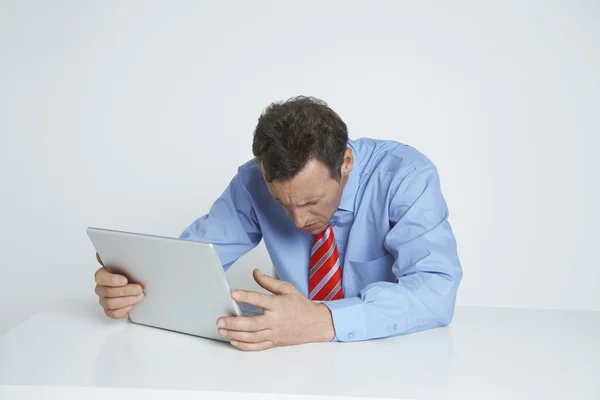 Depressief uitvoerend met behulp van laptop — Stockfoto