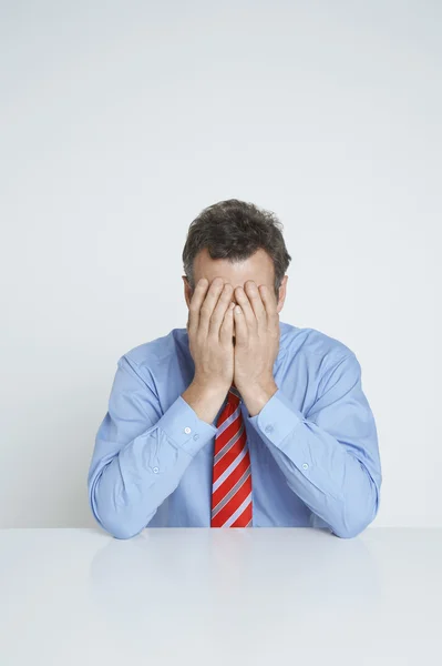 Depressief zakenman die betrekking hebben op gezicht — Stockfoto