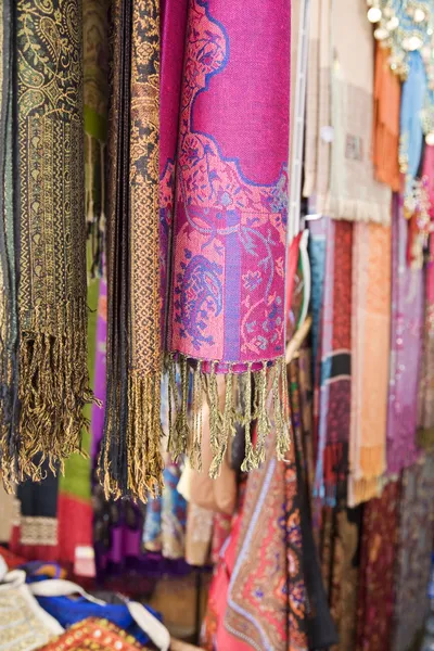 Pashminas en stoffen te koop — Stockfoto