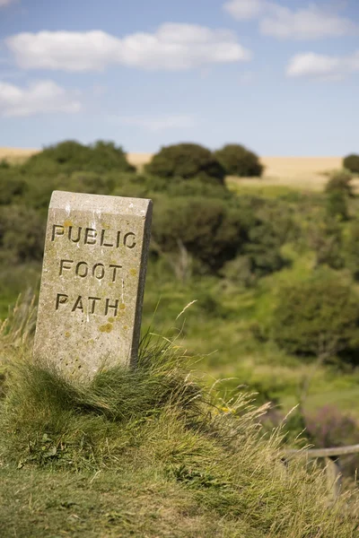 Stenen teken markering voetpad — Stockfoto