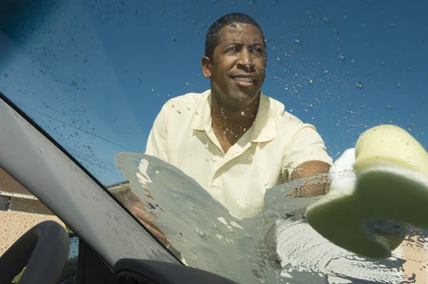 Hombre lavado coche — Foto de Stock
