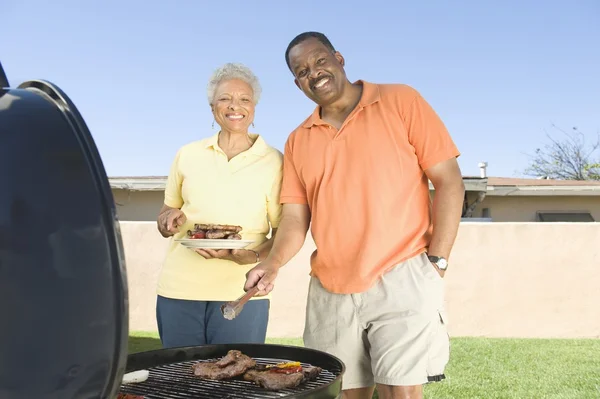 Happy Couple Barbecuing — Stock Photo, Image