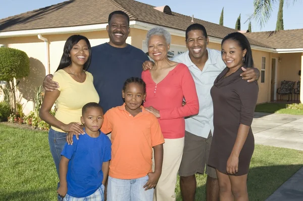 Familjeporträtt utanför huset — Stockfoto