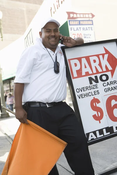 Man Using Cell Phone By Parking Lot — Stock Photo, Image