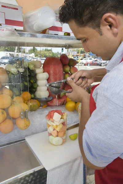 Vendedor de rua preparando salada de frutas — Fotografia de Stock