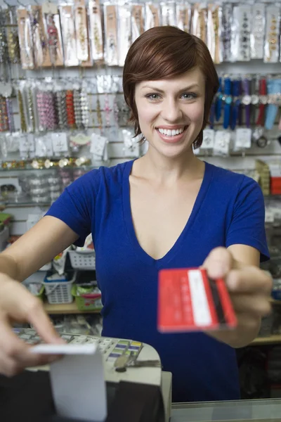 Assistente de Vendas Feminina no Cash Counter — Fotografia de Stock