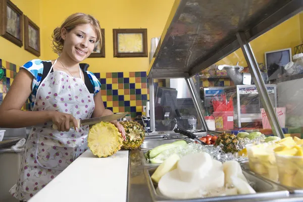 Ritratto di donna che lavora in tavola calda — Foto Stock