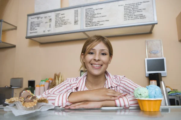 Žena stojící na zmrzlinový pult — Stock fotografie