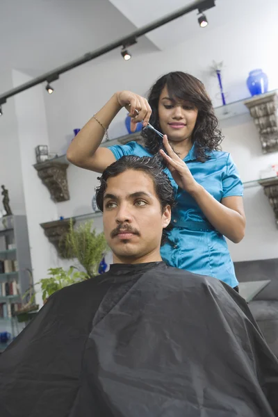 女理发师切割男人的头发在沙龙 — 图库照片