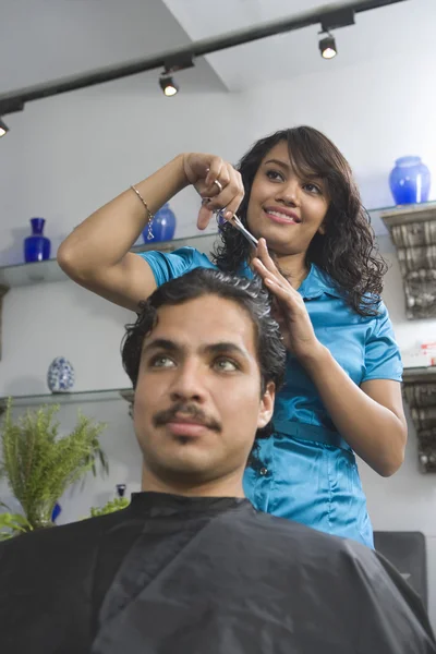 Friseurin schneidet Mann im Salon die Haare — Stockfoto