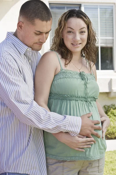 Man aanraken zwangere vrouw buik — Stockfoto