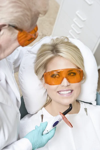Zahnarzt inspiziert Zähne des Patienten — Stockfoto