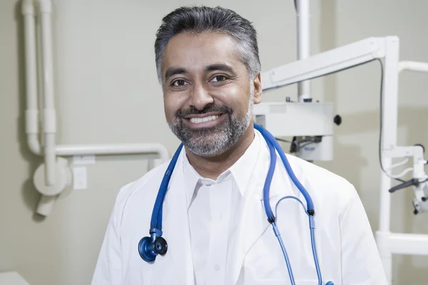 Dentist With Stethoscope In Clinic — Stock Photo, Image