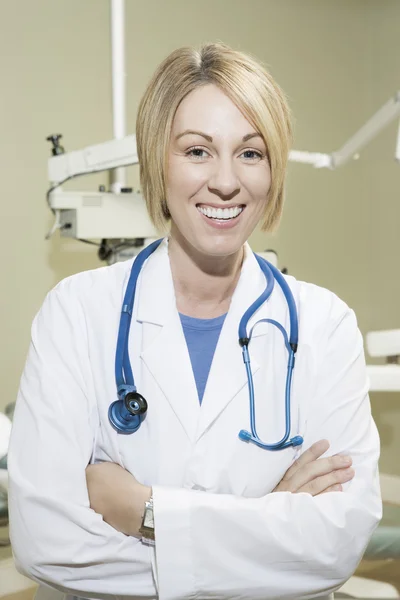 Dentista femenina con estetoscopio en clínica —  Fotos de Stock