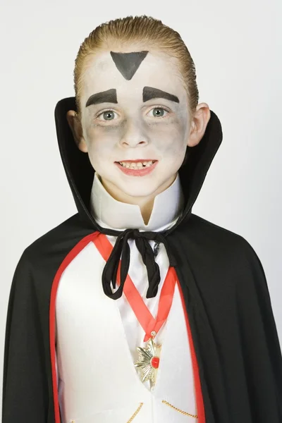 Garçon portant le costume de Dracula — Photo