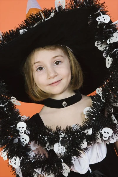 Niedliches Mädchen im Halloween-Outfit — Stockfoto