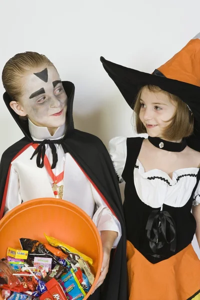 Dívka a chlapec nošení halloween kostýmy — Stock fotografie