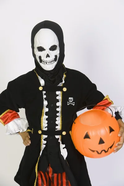 Niño en traje de parca con cubo de calabaza — Foto de Stock